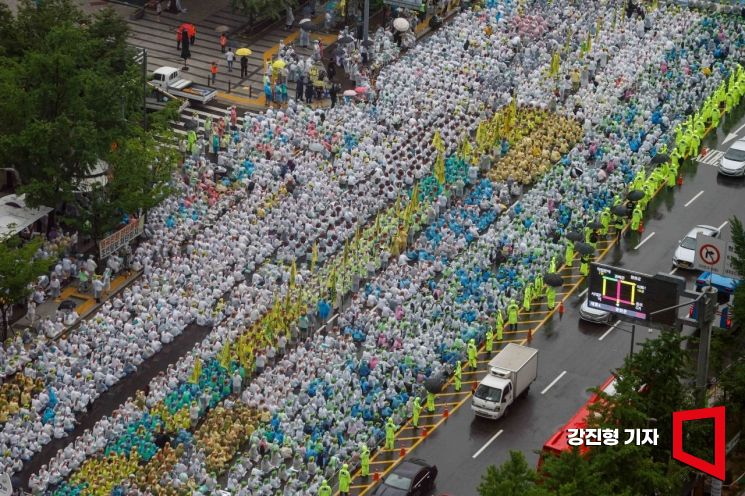 13일 서울 종로구 세종대로에서 민주노총 보건의료노조 소속 조합원들이 의료 인력 확충과 근무조건 개선 등을 요구하며 7월 산별총파업 투쟁 승리 결의대회를 열고 있다. 사진=강진형 기자aymsdream@