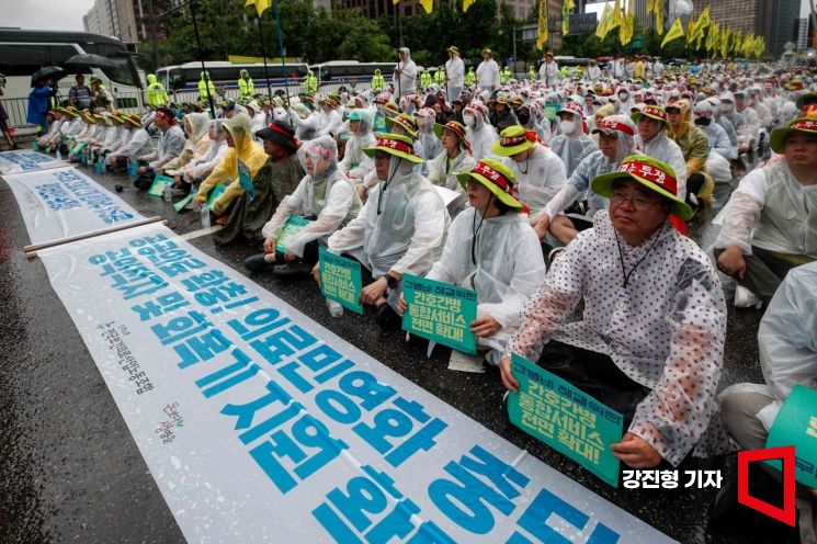 13일 서울 종로구 세종대로에서 민주노총 보건의료노조 소속 조합원들이 의료 인력 확충과 근무조건 개선 등을 요구하며 7월 산별총파업 투쟁 승리 결의대회를 열고 있다. 사진=강진형 기자aymsdream@