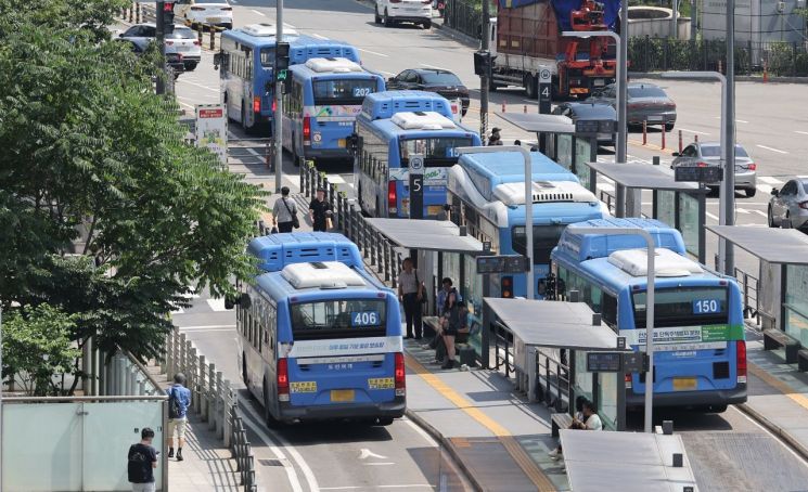 3일 오후 서울역 인근을 지나는 버스들. [이미지출처=연합뉴스]