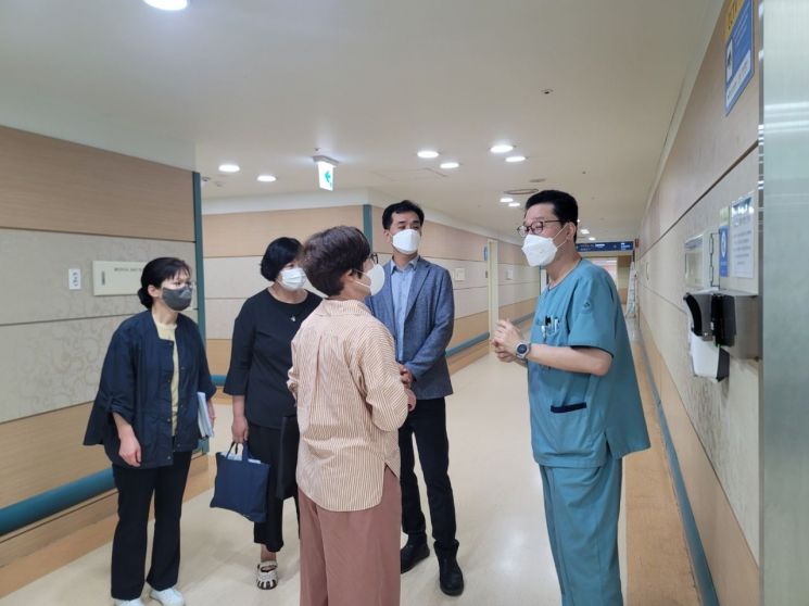경남도 복지보건국 직원들이 양산부산대병원 현장을 돌아보고 있다. [사진제공=경남도청]