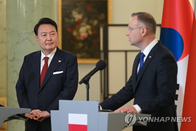 폴란드를 공식 방문 중인 윤석열 대통령이 13일(현지시간) 바르샤바 대통령궁에서 열린 한·폴란드 정상회담 공동언론발표에서 안제이 두다 폴란드 대통령의 발언을 경청하고 있다. [사진출처=연합뉴스]