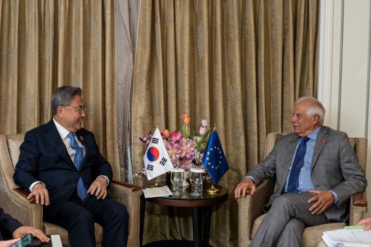 (왼쪽부터)박진 외교부 장관과 조셉 보렐 유럽연합(EU) 외교안보정책 고위대표