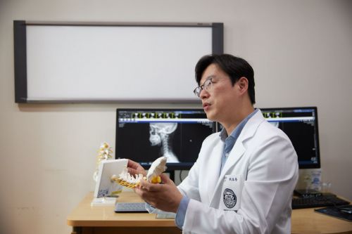 Choi Ho-young, professor de neurocirurgia no Hospital Gangdong, Universidade Kyunghae, explica sobre a dor no pescoço.[사진제공=강동경희대병원]