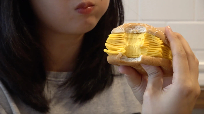 실제로 맛을 본 이들의 반응은 엇갈린다. 치즈를 좋아하는 사람들은 긍정적인 반응을 보이지만 몇몇 누리꾼들은 "너무 과하다", "치즈 맛이 너무 강해 반밖에 못 먹겠다" 등의 반응을 보이기도 했다. [사진출처=폭스뉴스]
