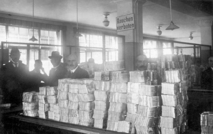 1923년 독일 베를린 중앙은행에서 발행을 기다리던 마르크화 지폐더미 모습.