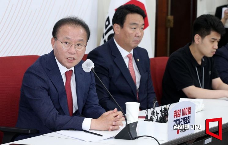 윤재옥 국민의힘 원내대표가 14일 국회에서 열린 취임 100일 기자간담회에서 발언하고 있다. 사진=김현민 기자 kimhyun81@