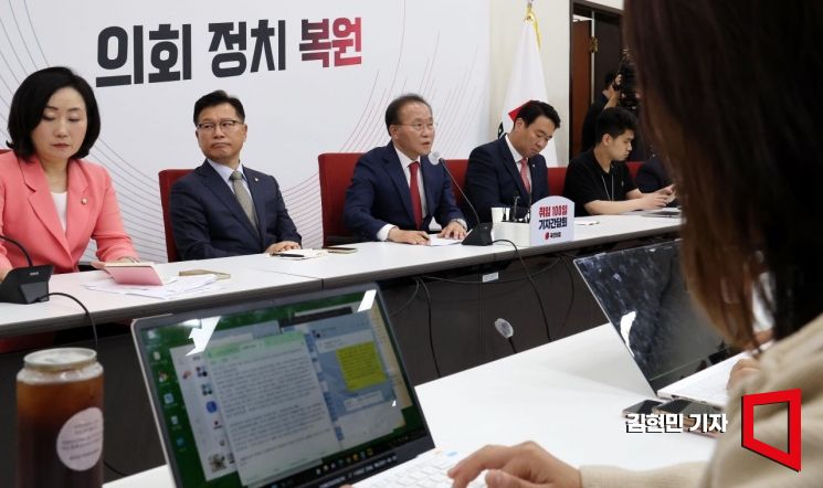 윤재옥 국민의힘 원내대표가 14일 국회에서 열린 취임 100일 기자간담회에서 발언하고 있다. 사진=김현민 기자 kimhyun81@
