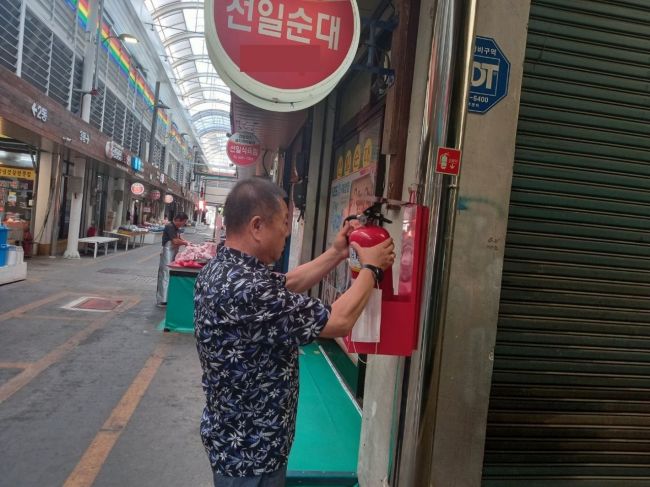 전통시장 안전매니저가 노후화된 시설물을 관리하고 있다.[사진제공=남원시]