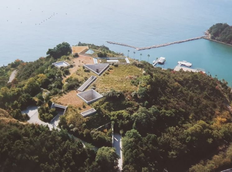 [조성관의 세계인문여행]프랑스인들이 단체로 나오시마를 찾는 이유…지추미술관