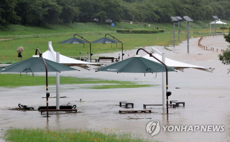 14일 오전 대전 만년교 인근 하천변 수위가 높아져 시설물이 물에 잠기고 있다. 사진=연합뉴스