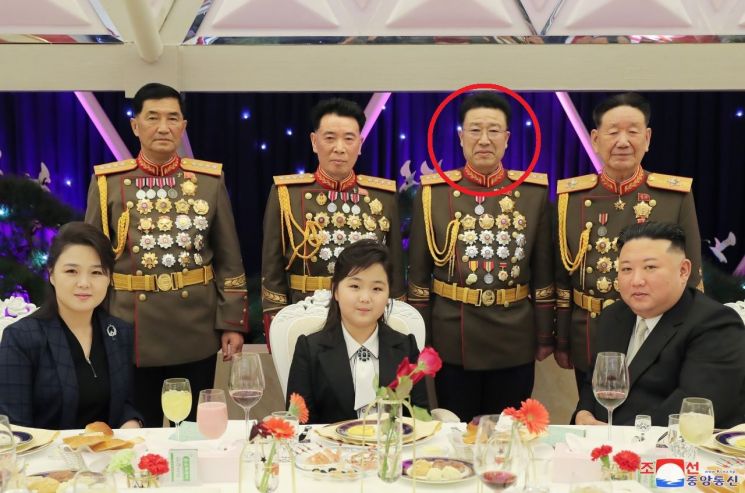 올해 2월 북한 건군절 75주년 기념연회에 참석한 김정은 국무위원장과 리설주 여사, 딸 주애. 김주애 뒤편에 선 4명 가운데 빨간색 원 안의 인물이 정경택 총정치국장이다.