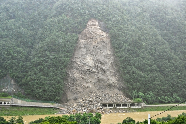 6000t 암석 와르르…정선 피암터널 또 산사태