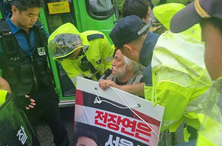 '버스 시위 현행범 체포' 박경석…이송 중 경찰과 실랑이