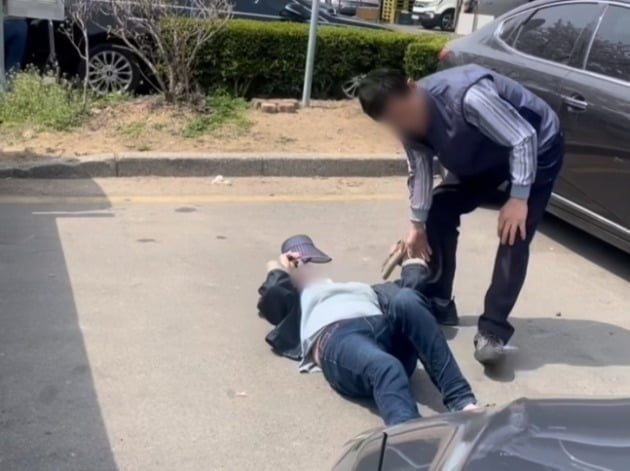 백화점 주차장 빈자리에 가방만 덩그러니…"내가 맡았다"