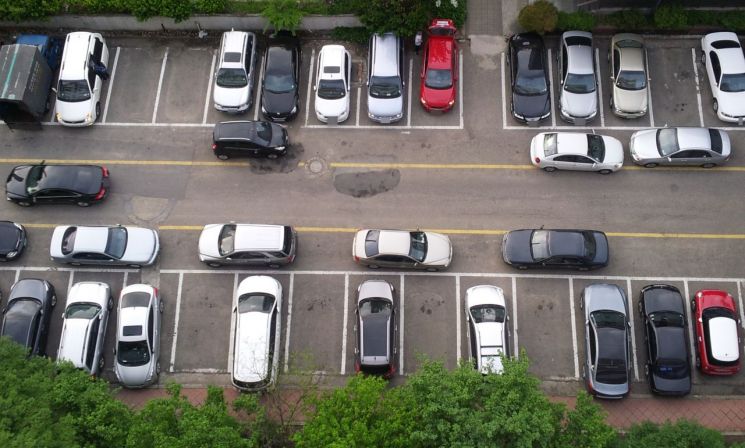 停车场内车辆双排停放的情景。与报道内容无直接关联。图片由联合新闻提供
