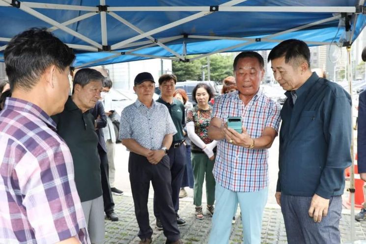 전성수 서초구청장(맨 오른쪽)이 지난 5일 생활현장으로 '찾아가는 전성수다' 일환으로 방배천 하수암거 공사현장을 찾아 주민들로부터 얘기를 듣고 있다.