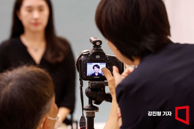 일반적으로 취업용 증명사진을 촬영하려면 정장 차림에 헤어와 메이크업을 준비한 뒤 사진관을 방문해야 한다. 촬영과 보정, 헤어·메이크업 비용까지 포함하면 10만 원이 넘는 경우도 적지 않다. 강진형 기자