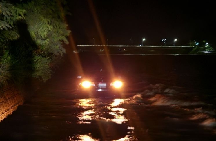 산청 침수 차량서 30대 외국인 구조