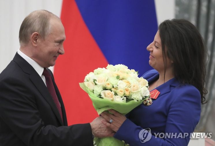 2019년 크렘린궁에서 푸틴 대통령으로부터 꽃다발 받는 마르가리타 시모냔 [사진출처=EPA/연합뉴스]