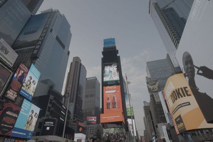 미국 뉴욕 타임스스퀘어(Times Square)의 'Join the flip side' 디지털 옥외광고 [사진제공=삼성전자]