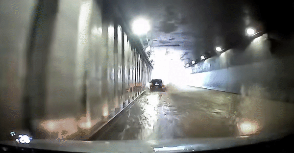 지하차도를 탈출하는 차량들. [이미지출처 = 유튜브]