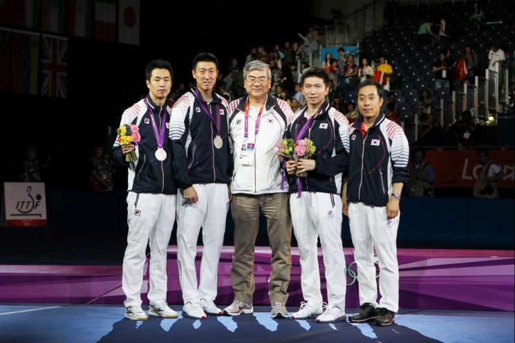 故 조양호 한진그룹 선대회장(가운데)이 런던올림픽 탁구 남자단체전 은메달 시상식에서 기념 사진을 촬영하는 모습[사진=대한항공]