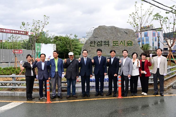 대구 동구청이14일 국민의힘 강대식 의원, 윤석준 동구청장, 공공기관 임직원, 사단법인 대구생명의 숲, 지역 주민들이 참석한 가운데 대구혁신도시 안심역 도시숲 조성 표지석 제막식을 개최했다.