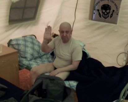 벨라루스 군 당국이 투어 중 공개한 텐트 사진 속 프리고진의 모습 [사진출처=텔레그램 갈무리]