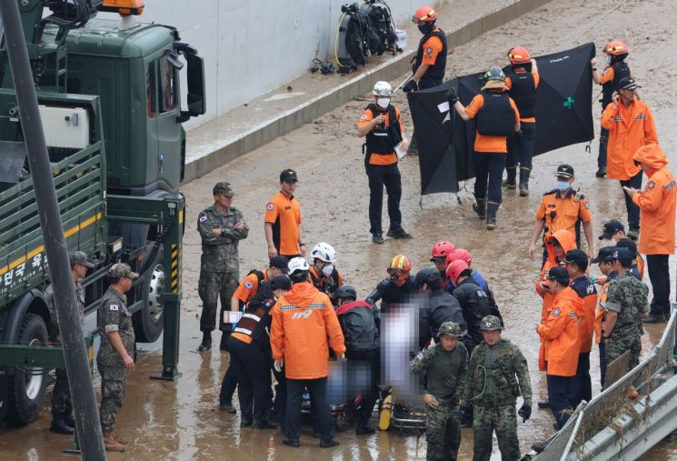 오송 지하차도 사망자 9명…홍수경보에도 교통통제 없었다