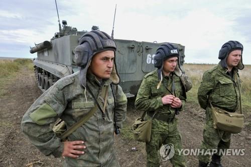 군사훈련 중인 러시아 예비역들의 모습[사진출처=EPA 연합뉴스]