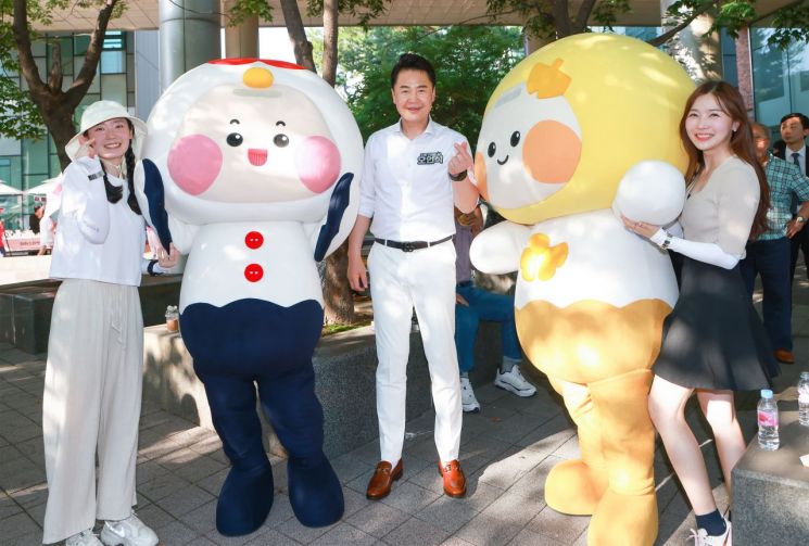 도봉구 출범 50주년 행사장에서 ‘은봉이·학봉이’ 캐릭터와 함께 기념 촬영 중인 오언석 도봉구청장(가운데)
