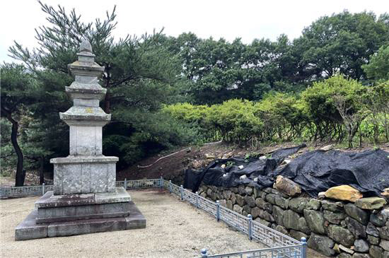 집중호우에 영광 신천리 삼층석탑 석축 일부 10m가 무너졌다. [이미지출처=연합뉴스]