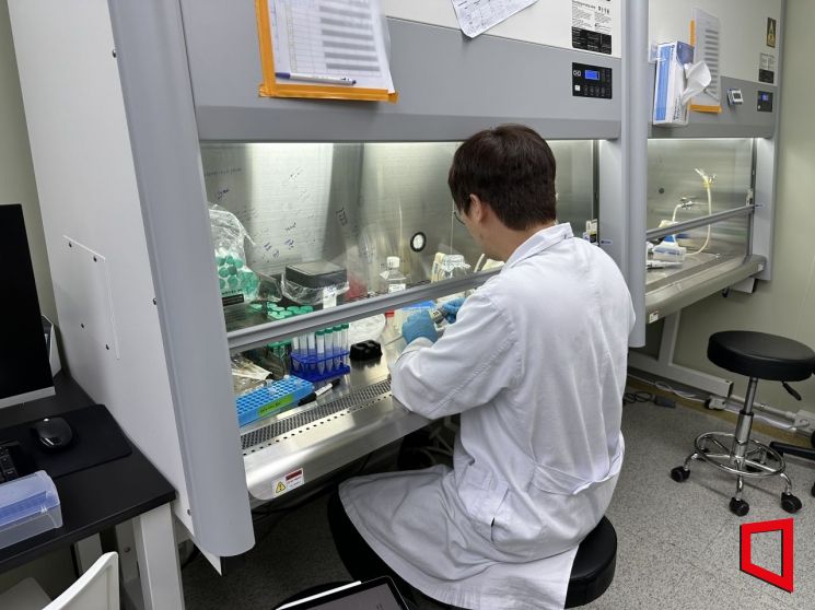 경기도 수원시 광교에 위치한 노블젠의 바이러스 연구소에서 연구원이 실험을 진행하고 있다. [사진=이명환 기자]