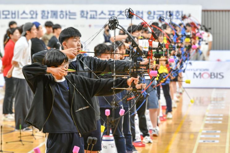 양궁 꿈나무들이 충남 천안 남서울대학교에서 열린 ‘2023 현대모비스와 함께 하는 학교 스포츠클럽 양궁대회’에서 한 학기 동안 갈고 닦은 활 솜씨를 뽐냈다. [사진제공=현대모비스]