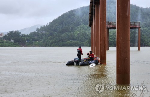 지난 15일 오후 7시 40분께 전북 임실군 운암면 옥정호에서 50대 남성이 수영을 하겠다며 호수로 뛰어든 뒤 실종됐다는 신고가 들어와 경찰과 소방 당국이 수색 작업을 벌이고 있다. [사진 제공=전북소방본부·연합뉴스]