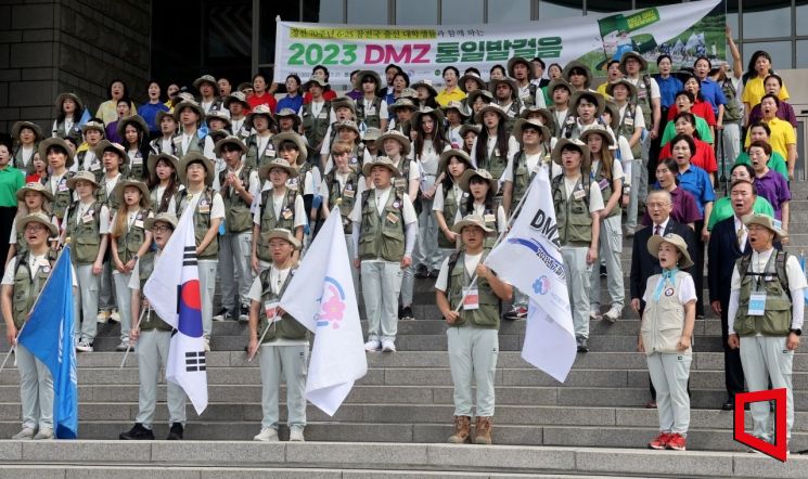 정전 70주년 기념 6.25 참전국 출신 대학생들과 함께 하는 '2023 DMZ 통일발걸음' 발대식이 17일 전쟁기념관에서 열렸다. 참가 학생들과 내빈들이 애국가 제창을 하고 있다. 사진=허영한 기자 younghan@