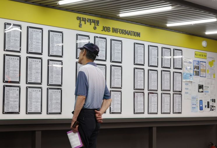 고령화 추세와 맞물리며 60대 취업자 수가 20대 취업자 수를 넘어섰다. 사진은 한 시민이 지난달 19일 서울 마포구 서울서부고용복지플러스센터에 게시된 일자리 정보를 살펴보는 모습. [이미지출처=연합뉴스]