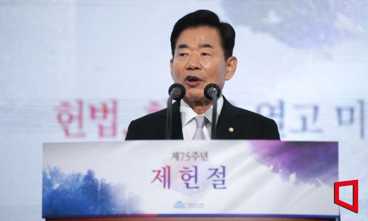 김진표 국회의장이 17일 서울 여의도 국회 로텐더홀에서 열린 제75주년 제헌절 경축식에서 경축사를 하고 있다. 사진=국회사진기자단