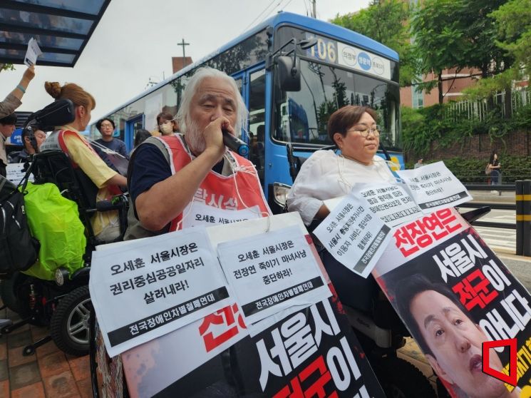 17일 오후 박경석 전장연 대표가 혜화동 로터리의 버스 정류장에서 발언하고 있다./사진= 최태원 기자 skking@