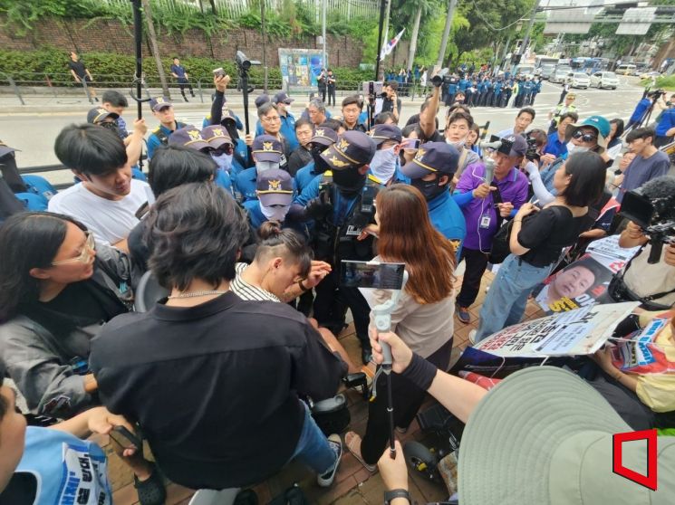 17일 오후 경찰이 혜화동 로터리에서 흥분한 전장연 활동가를 저지하고 있다./사진= 최태원 기자 skking@