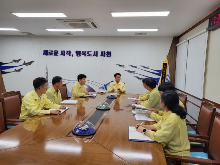 박동식 시장이 산사태 취약지역 긴급 점검 회의를 진행 하고 있다.