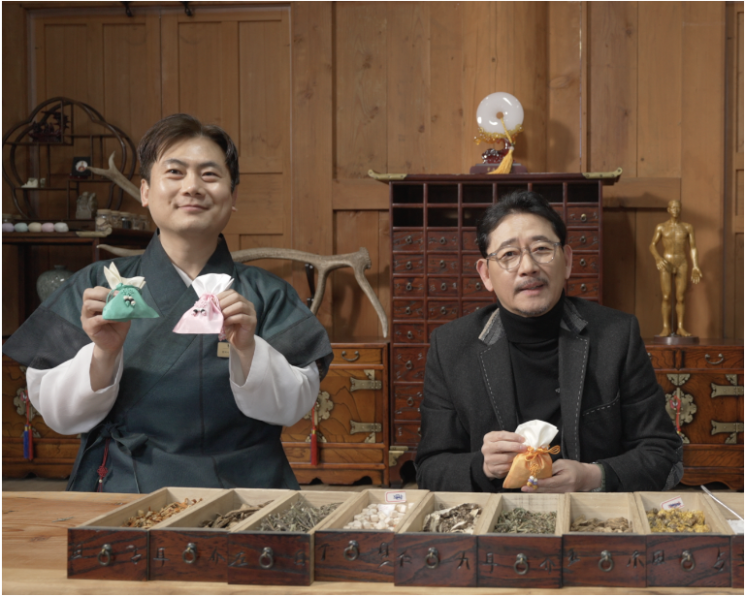 산청엑스포 홍보대사 배우 전광렬이 산청 한방 체험 인터뷰를 하고 있다.