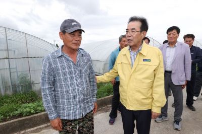 이성희 농협중앙회장(오른쪽)은 17일 전북지역을 방문해 집중호우로 인한 피해상황을 점검하고 범농협 차원의 피해복구 대책을 밝혔다.