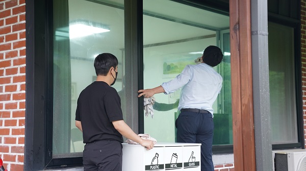 KC集团员工亲自走访了安城市集团之家“罗莎的家”。员工们向孩子们赠送礼物，并协助进行因人手不足而一直未能完成的设施清扫工作。