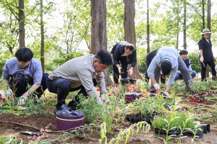 5월 3일 난지 테마관광 숲길에서 열린 초화류 심기 행사에서 박강수 마포구청장과 구청 직원, 시민들이 화초를 심고 있다. [사진제공=마포구]