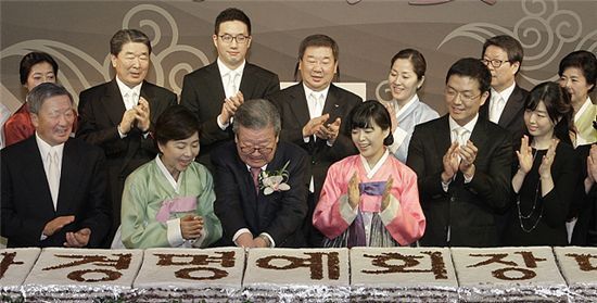 구광모 LG그룹 회장을 상대로 구 회장의 어머니 김영식씨와 여동생 구연경 LG복지재단대표, 구연수씨 등 3명이 제기한 상속회복청구소송 첫 변론준비기일이 18일 진행됐다. 사진은 2012년 고(故) 구자경 LG그룹 명예회장(앞줄 왼쪽 세번째)의 미수연(米壽宴·88세)에 LG그룹 오너 일가가 참석한 모습. 앞줄 왼쪽부터 고(故) 구본무 LG그룹 선대회장과 부인 김영식 여사, 구자경 명예회장, 구연경 LG복지재단 대표, 남편 윤관 블루런벤처스 대표. 뒷줄 왼쪽 두번째부터 구본준 LX그룹 회장, 구광모 LG그룹 회장, 구본능 희성그룹 회장. [사진=LG그룹]