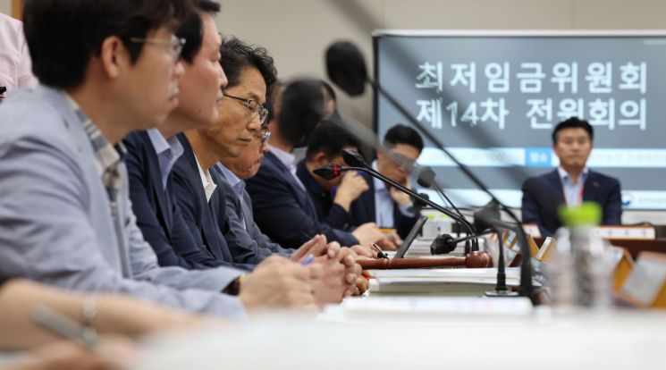 18일 오후 세종시 정부세종청사 최저임금위원회 회의실에서 열린 제14차 전원회의 모습[사진=연합뉴스]
