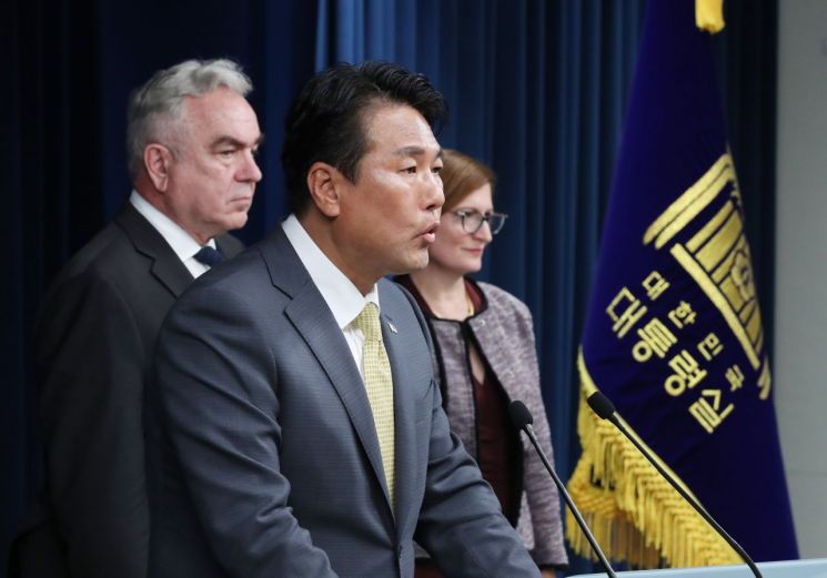 国家安保室第一次长 Kim Tae-hyo（左）18日在首尔龙山总统办公室大楼出席与美国国家安全委员会 Indo-Pacific 协调员 Kurt Campbell 举行的韩美核协商小组 NCG 启动会议相关联合记者会上发表讲话。