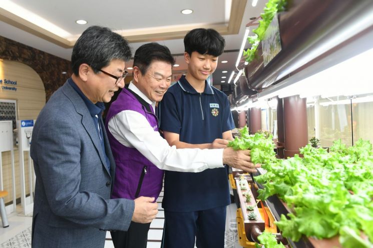 이필형 동대문구청장 중학교 스마트팜 교육 참여