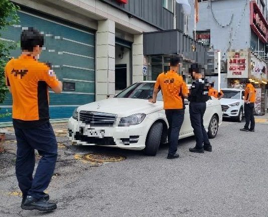 소방서 앞에 불법 주차되어 있는 차량 [사진출처=온라인커뮤니티 갈무리]